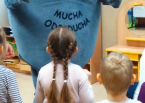 prelekcje edukacyjne w przedszkolu -Mucha Odpaducha i Wróżka Odpadusia z dziećmi
