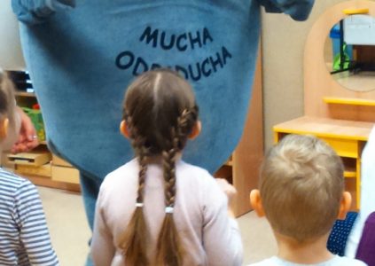 prelekcje edukacyjne w przedszkolu -Mucha Odpaducha i Wróżka Odpadusia z dziećmi