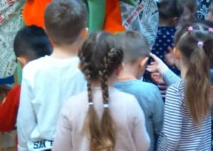 prelekcje edukacyjne w przedszkolu -Mucha Odpaducha i Wróżka Odpadusia z dziećmi
