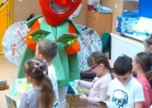 prelekcje edukacyjne w przedszkolu -Mucha Odpaducha i Wróżka Odpadusia z dziećmi