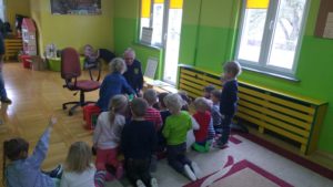 prelekcje edukacyjne w przedszkolu -pracownik Straży Miejskiej z dziećmi