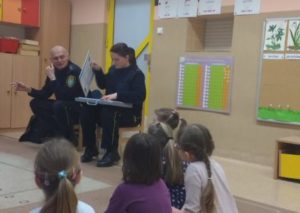 prelekcje edukacyjne w przedszkolu -pracownicy Straży Miejskiej