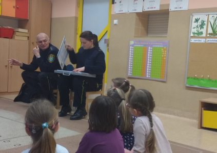 prelekcje edukacyjne w przedszkolu -pracownicy Straży Miejskiej