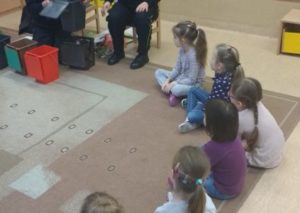 prelekcje edukacyjne w przedszkolu -pracownicy Straży Miejskiej