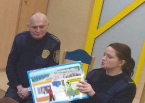 prelekcje edukacyjne w przedszkolu -pracownicy Straży Miejskiej