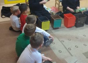 prelekcje edukacyjne w przedszkolu -pracownik Straży Miejskiej