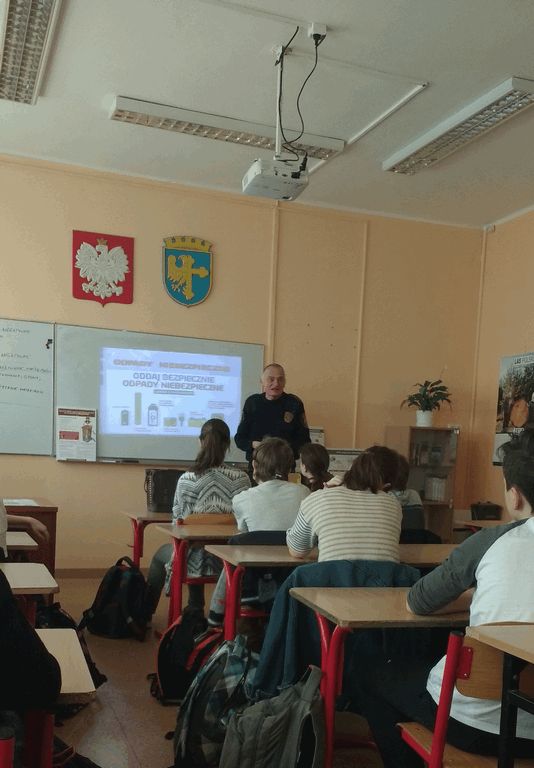 prelekcje edukacyjne w szkole podstawowej - pracownik Straży Miejskiej