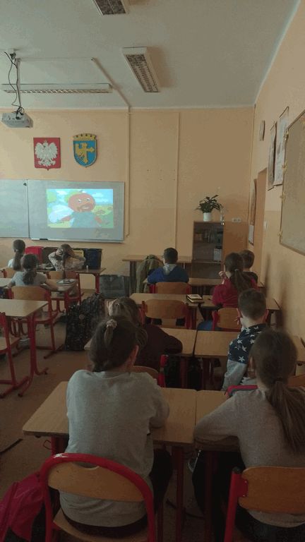 prelekcje edukacyjne w szkole podstawowej - dzieci oglądają film