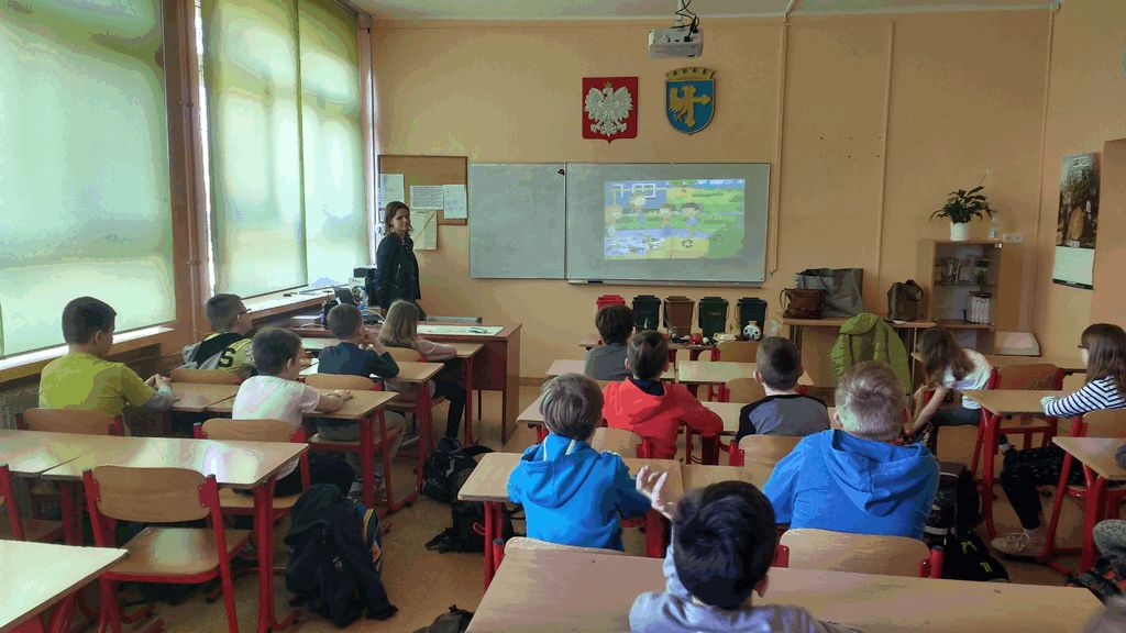 prelekcje edukacyjne w szkole podstawowej - dzieci oglądają film