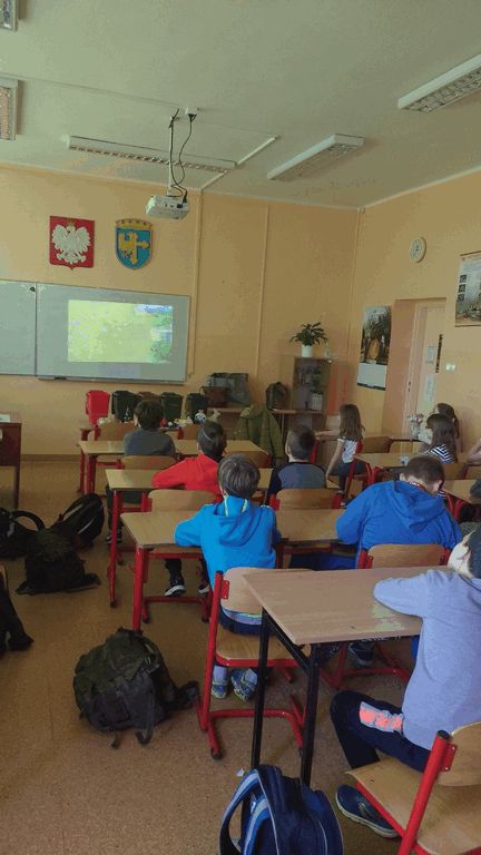 prelekcje edukacyjne w szkole podstawowej - dzieci oglądają film