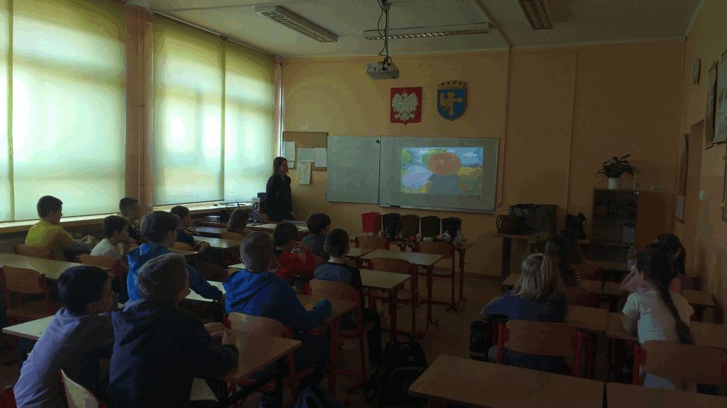 prelekcje edukacyjne w szkole podstawowej - dzieci oglądają film