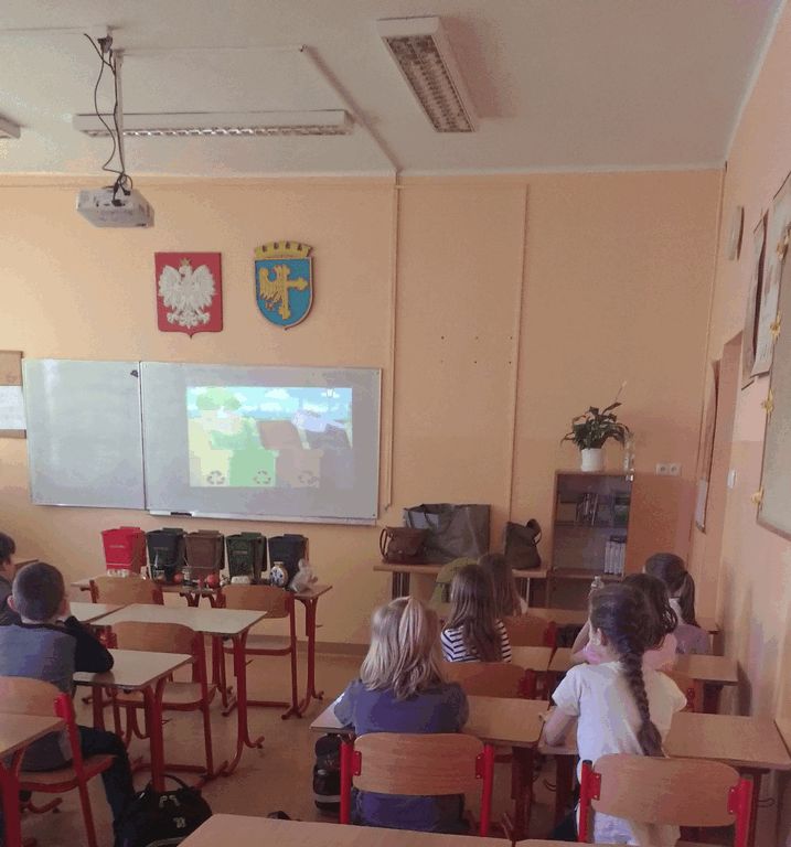 prelekcje edukacyjne w szkole podstawowej - dzieci oglądają film
