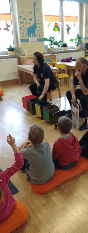 pracownicy Straży Miejskiej podczas prelekcji w przedszkolu
