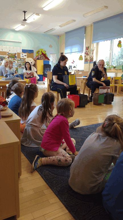 pracownicy Straży Miejskiej podczas prelekcji w przedszkolu