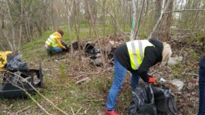 pracownicy Urzędu Miasta Opola podczas Akcji Trash Challenge- Wyzwanie Opola Sprzątanie