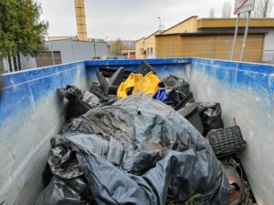 kontener wypełniony workami z odpadami