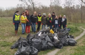 pracownicy Urzędu Miasta Opola podczas Akcji Trash Challenge- Wyzwanie Opola Sprzątanie