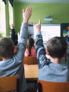 prelekcje dukacyjne w szkole podstawowej - gra w odpadowe Koło Fortuny