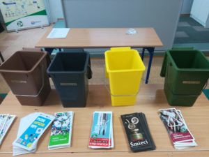 prelekcje edukacyjne w szkole podstawowej - pojemniki na odpady