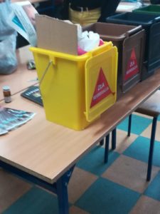 prelekcje edukacyjne w szkole podstawowej - pojemniki na odpady