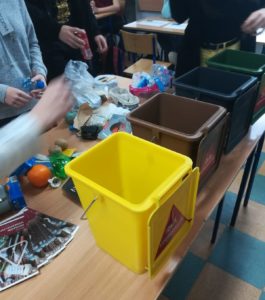 prelekcje edukacyjne w szkole podstawowej - pojemniki na odpady