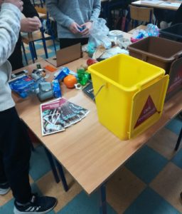 prelekcje edukacyjne w szkole podstawowej - pojemniki na odpady