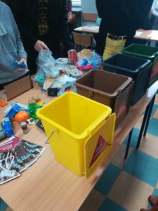 prelekcje edukacyjne w szkole podstawowej - pojemniki na odpady