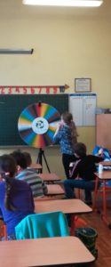 prelekcje edukacyjne w szkole podstawowej - gra w odpadowe Koło Fortuny