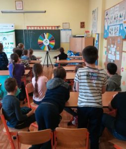 prelekcje edukacyjne w szkole podstawowej - gra w odpadowe Koło Fortuny