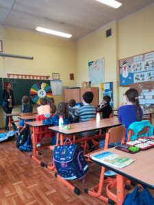 prelekcje edukacyjne w szkole podstawowej - gra w odpadowe Koło Fortuny