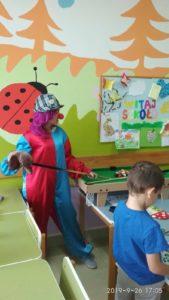 wolontariusze Fundacji Doktor Clown w stroju klauna