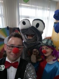 Mucha Odpaducha i wolontariusze Fundacji Doktor Clown