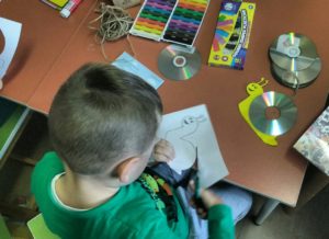 dzieci wykonujące ozdoby z płyt CD - ślimak