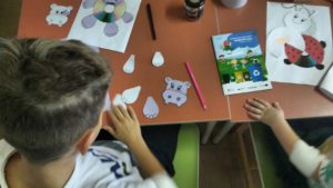 dzieci wykonujące ozdoby z płyt CD - hipopotam