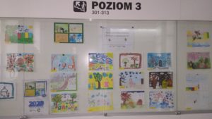 wystawa prac plastycznych Pory roku w segregacją w tle