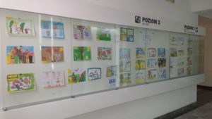 wystawa prac plastycznych Pory roku w segregacją w tle