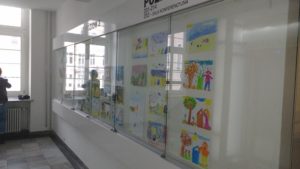 wystawa prac plastycznych Pory roku w segregacją w tle