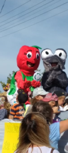 Mucha Odpaducha i Wróżka Odpadusia podczas parady Dożynek w Dzielncy Sławice w Opolu
