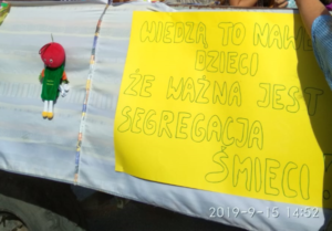 napis " Wiedzą to nawet dzieci , że ważna jest segregacja śmieci"
