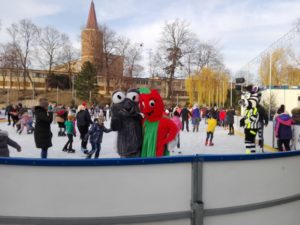 Mucha Odpaducha i Wróżka Odpadusia na łyżwach na lodowisku na Stawku Zamkowym w Opolu