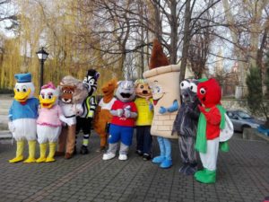 Pluszaki podczas otwarcia sezonowego lodowiska na Stawku Zamkowym w Opolu