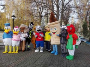 Pluszaki podczas otwarcia sezonowego lodowiska na Stawku Zamkowym w Opolu