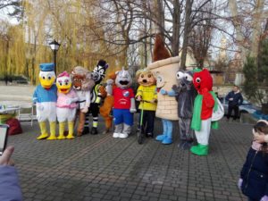 Pluszaki podczas otwarcia sezonowego lodowiska na Stawku Zamkowym w Opolu
