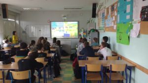 uczniowie Publicznej Szkoły Podstawowej Nr 21 podczas prelekcji z gospodarki odpdami komunalnymi