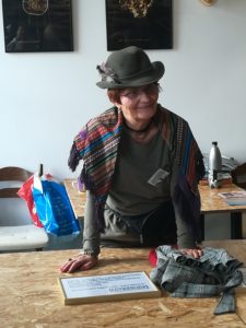 wolontariuszka podczas przyjmowania odzieży do PoDzielni