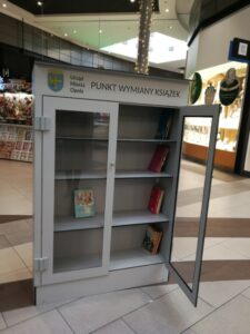 zdjęcie punkt wymiany książek karolinka