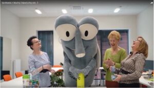 Mucha Odpaducha zgniata plastikowe butelki w Centrum Seniora