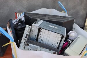 zużyty sprzet elektroniczny monitor komputera , płyta główna , drukarka ,