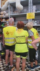 seniorzy oglądają przedmioty znajdujące się w ReUżytkowni na półkach
