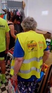 seniorzy oglądają przedmioty znajdujące się w ReUżytkowni